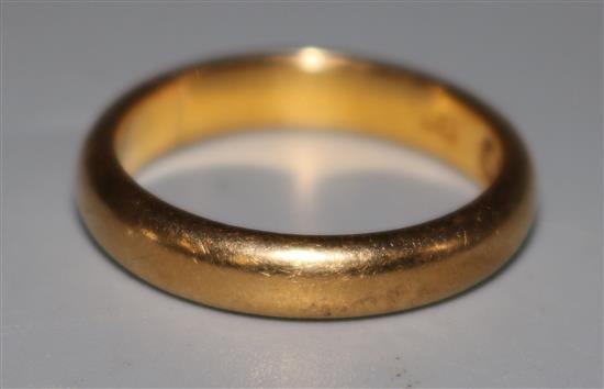 A 22ct gold wedding band, size M.